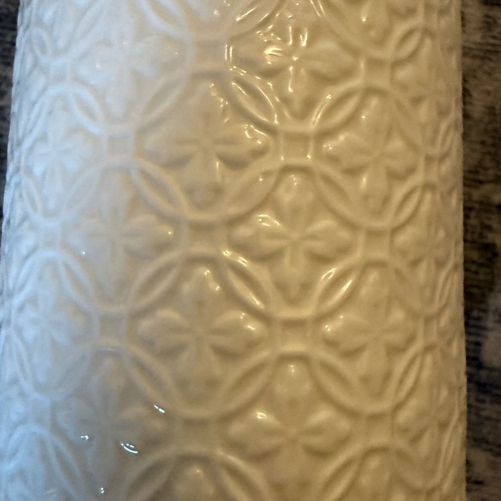 Ceramic white vase - Picture 3 of 3